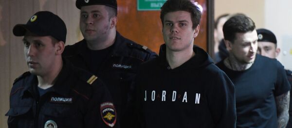 Футболисты Александр Кокорин (третий слева) и Павел Мамаев (справа на втором плане) перед началом заседания Пресненского районного суда Москвы - Sputnik Lietuva