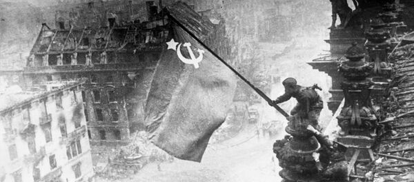 Знамя Победы на здании Рейхстага в Берлине Знамя Победы на здании Рейхстага в Берлине - Sputnik Lietuva