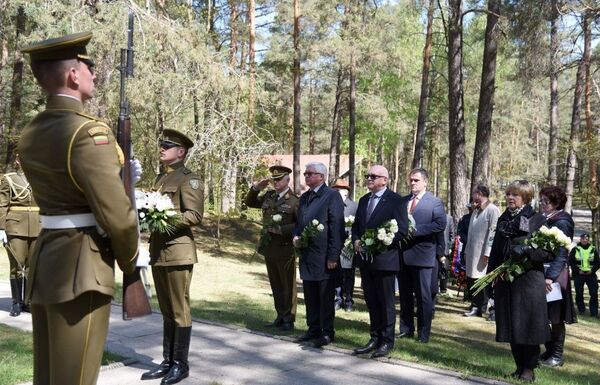 В Вильнюсе почтили память павших во Второй мировой войне В Вильнюсе почтили память павших во Второй мировой войне - Sputnik Литва