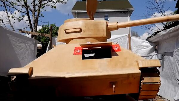 Уроженец Таджикистана сделал деревянный танк Т-34 в натуральную величину - Sputnik Литва