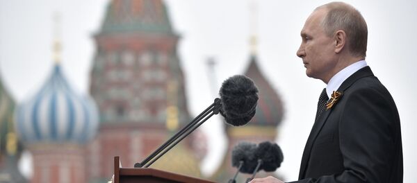 Президент РФ Владимир Путин выступает во время военного парада в честь 74-й годовщины Победы, архивное фото Президент РФ Владимир Путин выступает во время военного парада в честь 74-й годовщины Победы, архивное фото - Sputnik Литва