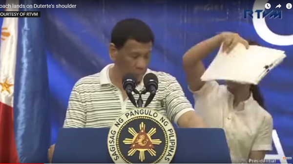 На президента Филиппин во время выступления заполз огромный таракан - Sputnik Lietuva