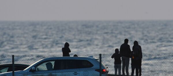 Отдыхающие на пляже в поселке Оленевка в Крыму, архивное фото Отдыхающие на пляже в поселке Оленевка в Крыму, архивное фото - Sputnik Lietuva