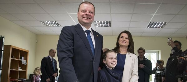 Кандидат в президенты Литвы, премьер-министр Саулюс Сквернялис голосует с семьей на выборах, 12 мая 2019 года Кандидат в президенты Литвы, премьер-министр Саулюс Сквернялис голосует с семьей на выборах, 12 мая 2019 года - Sputnik Lietuva