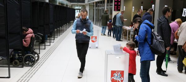Избиратели досрочно голосуют на выборах президента Литвы, 10 мая 2019 года Избиратели досрочно голосуют на выборах президента Литвы, 10 мая 2019 года - Sputnik Lietuva