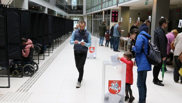 Избиратели досрочно голосуют на выборах президента Литвы, 10 мая 2019 года - Sputnik Литва