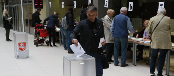 Избиратели досрочно голосуют на выборах президента Литвы, 10 мая 2019 года - Sputnik Литва