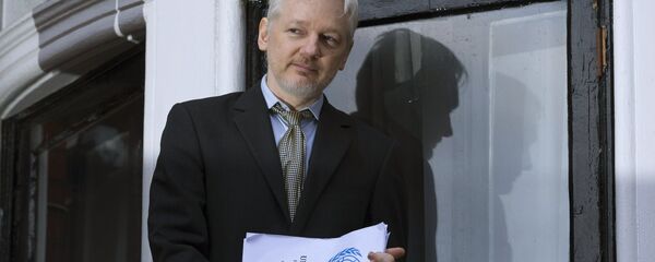 Джулиан Ассанж выступил с речью перед журналистами и митингующими у посольства Эквадора в Лондоне - Sputnik Литва