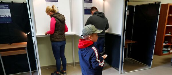 Избиратели голосуют на выборах президента Литвы, 12 мая 2019 года Избиратели голосуют на выборах президента Литвы, 12 мая 2019 года - Sputnik Литва