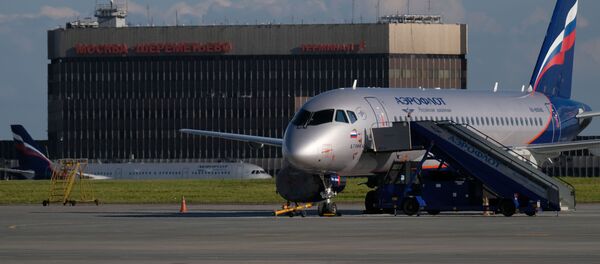 Sukhoi Superjet 100 на стоянке самолетов в аэропорту Шереметьево в Москве, архивное фото Sukhoi Superjet 100 на стоянке самолетов в аэропорту Шереметьево в Москве, архивное фото - Sputnik Литва