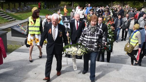 Жители Литвы почтили память советских воинов в День Победы - Sputnik Литва