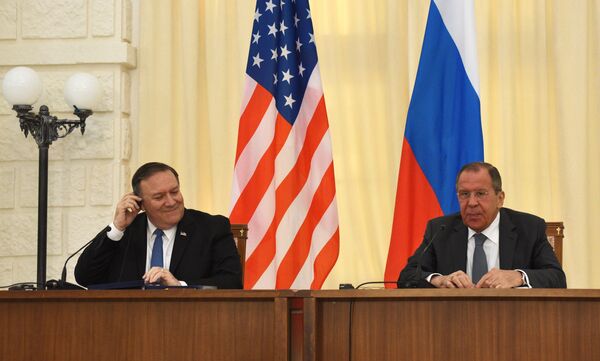 Лавров передал Помпео меморандум о вмешательстве США в дела России Лавров передал Помпео меморандум о вмешательстве США в дела России - Sputnik Литва