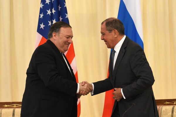 Лавров передал Помпео меморандум о вмешательстве США в дела России Лавров передал Помпео меморандум о вмешательстве США в дела России - Sputnik Литва