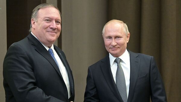 Президент РФ Владимир Путин и госсекретарь США Майк Помпео (слева) во время встречи в Сочи, 14 мая 2019 года - Sputnik Литва