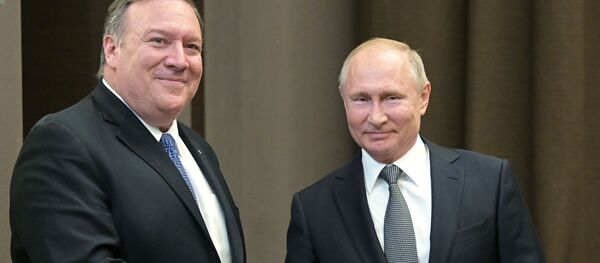 Президент РФ Владимир Путин и госсекретарь США Майк Помпео (слева) во время встречи в Сочи, 14 мая 2019 года - Sputnik Литва
