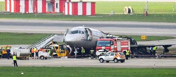 Обгоревший фюзеляж самолета компании Аэрофлот Sukhoi Superjet-100, архивное фото - Sputnik Литва