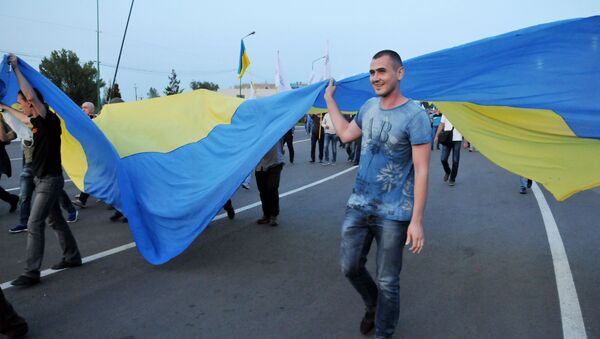 Украинцы с украинским флагом, архивное фото - Sputnik Lietuva
