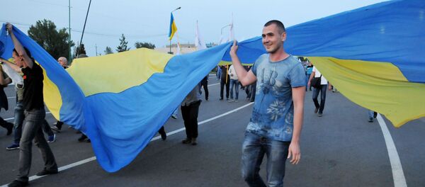 Украинцы с украинским флагом, архивное фото - Sputnik Литва