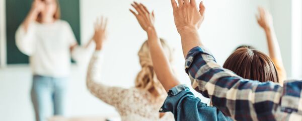 Старшеклассники за партами, архивное фото - Sputnik Литва