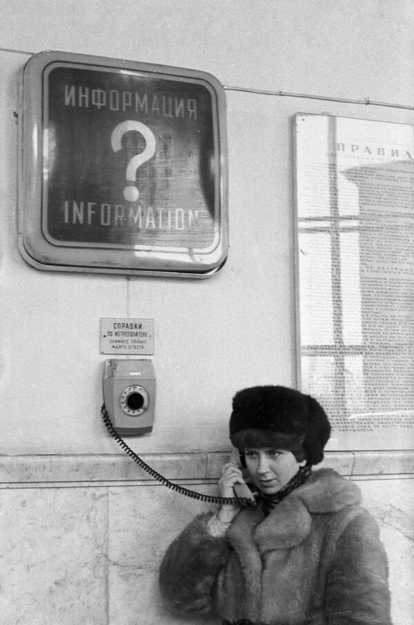 Специальный телефон, установленный в вестибюлях станций, по которому можно получить любую информацию по работе Метрополитена, 1980 год  - Sputnik Литва