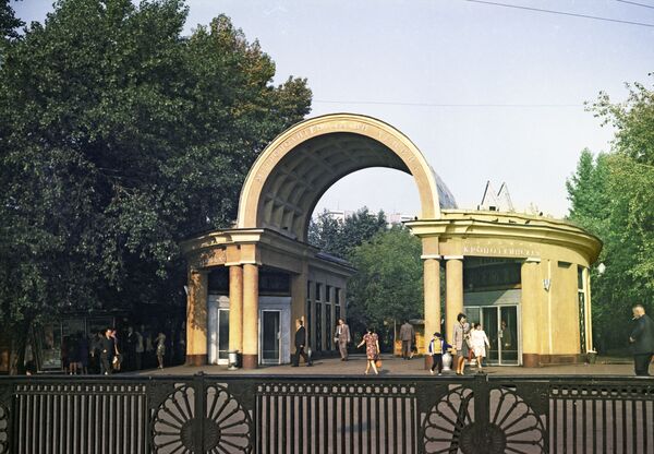 Наземный вестибюль станции метро Кропоткинская, 1972 год - Sputnik Литва