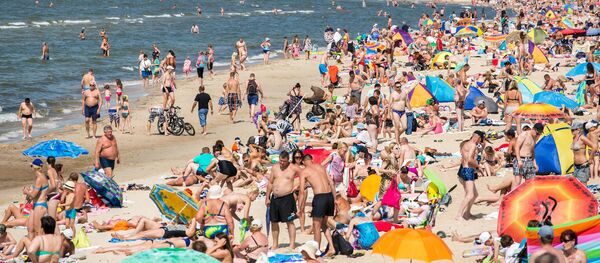 Люди на пляже в Паланге, архивное фото Люди на пляже в Паланге, архивное фото - Sputnik Литва