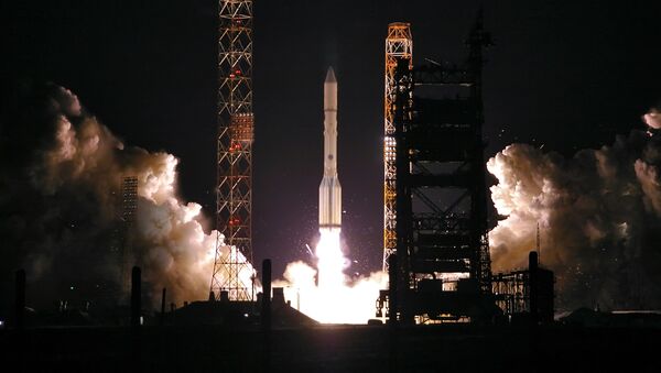 Пуск ракеты-носителя Протон-М со спутниками серии Экспресс, архивное фото - Sputnik Lietuva