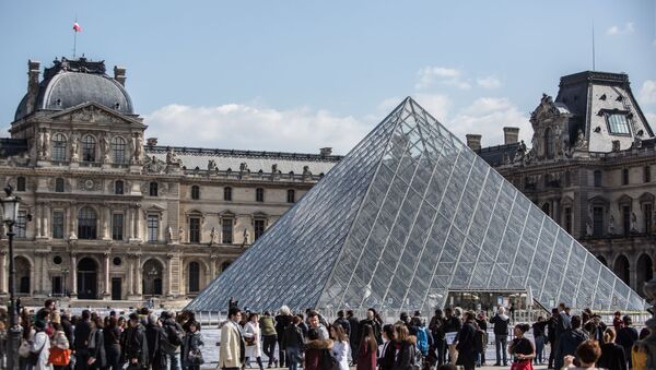 Инсталляция на пирамиде Лувра в честь её 30-летия - Sputnik Lietuva