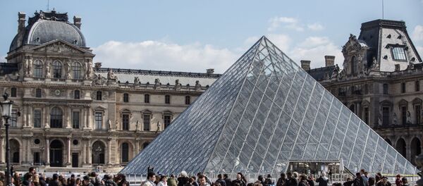 Инсталляция на пирамиде Лувра в честь её 30-летия Инсталляция на пирамиде Лувра в честь её 30-летия - Sputnik Lietuva