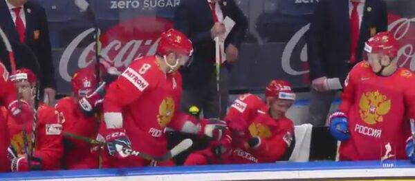 Овечкин спас Дадонова от шайбы, летящей ему в лицо ЧМ-2019 - Sputnik Литва