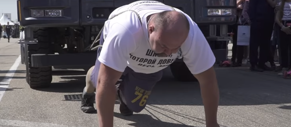 Galiūnas nuvilko 18 tonų savivartį Galiūnas nuvilko 18 tonų savivartį - Sputnik Lietuva