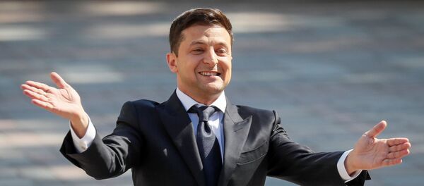 Избранный президент Украины Владимир Зеленский аплодирует, когда он идет, чтобы принять присягу перед церемонией инаугурации в зале парламента, в Киеве, Украина, 20 мая 2019 года. - Sputnik Литва