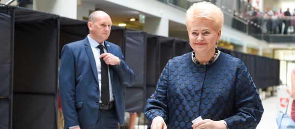 Даля Грибаускайте голосует на втором туре туре президентских выборов и на выборах в Европейский парламент - Sputnik Литва