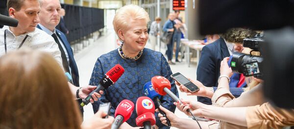Даля Грибаускайте на избирательном участке во время второго тура выборов президента и в Европейский парламент - Sputnik Литва