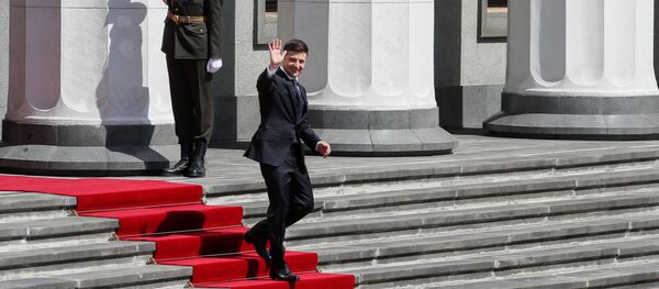 Президент Украины Владимир Зеленский машет своим сторонникам, покидая здание парламента после церемонии инаугурации в Киеве, Украина, 20 мая 2019 года - Sputnik Литва