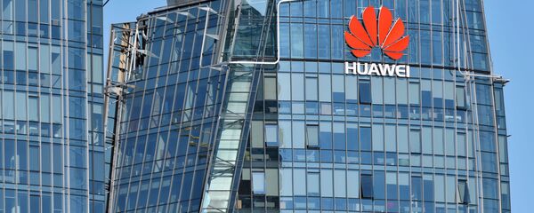 Логотип Huawei на здании в Вильнюсе, архивное фото Логотип Huawei на здании в Вильнюсе, архивное фото - Sputnik Lietuva