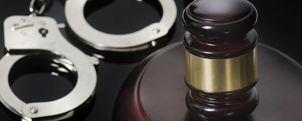 Наручники и молоток судьи, архивное фото - Sputnik Литва