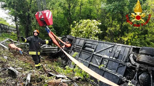 В Италии перевернулся автобус с российскими туристами В Италии перевернулся автобус с российскими туристами - Sputnik Литва