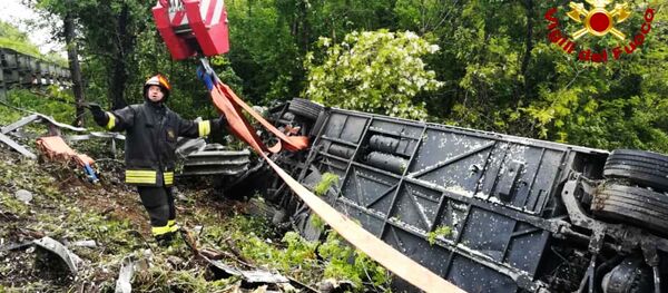 В Италии перевернулся туристический автобус с россиянами В Италии перевернулся туристический автобус с россиянами - Sputnik Литва