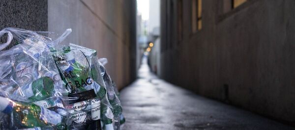 Мусорный пакет на улице города - Sputnik Литва