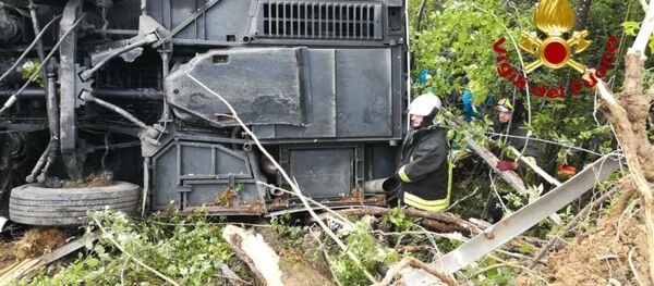 В Италии перевернулся туристический автобус с россиянами - Sputnik Литва