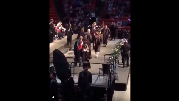Teksase studentas nesėkmingai padarė salto diplomų įteikimo ceremonijoje - Sputnik Lietuva