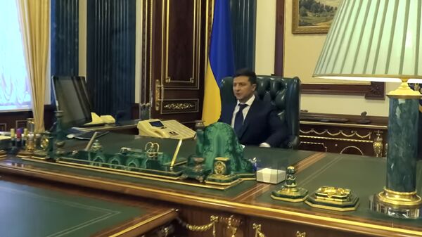 Зеленский пожаловался на кресло в кабинете президента Зеленский пожаловался на кресло в кабинете президента - Sputnik Литва