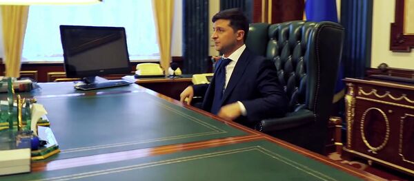 Президент Украины Владимир Зеленский в рабочем кабинете Президент Украины Владимир Зеленский в рабочем кабинете - Sputnik Lietuva