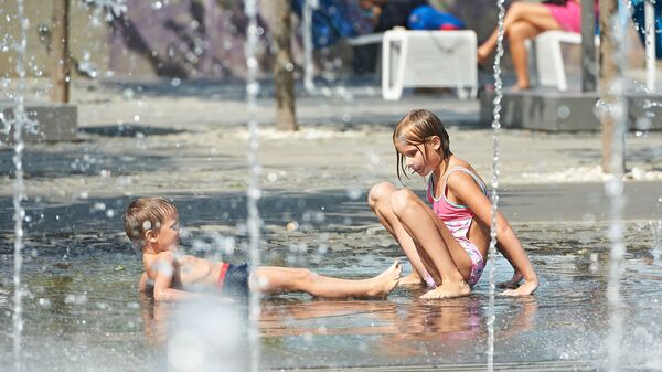 Дети играют в фонтане в жаркую погоду, архивное фото - Sputnik Литва