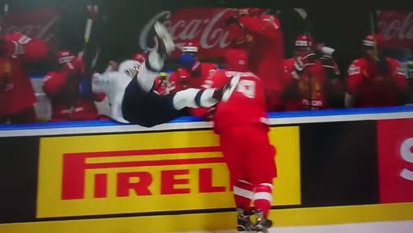 Хоккеист Овечкин вытолкнул американца на скамейку запасных сборной РФ - Sputnik Литва