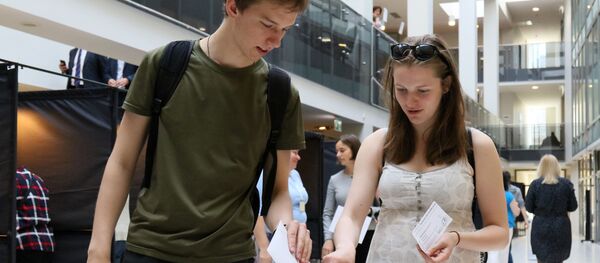 Женщина и мужчина проголосовали во время досрочного голосования, на избирательном участке в Вильнюсе, Литва, 21 мая 2019 года Женщина и мужчина проголосовали во время досрочного голосования, на избирательном участке в Вильнюсе, Литва, 21 мая 2019 года - Sputnik Lietuva