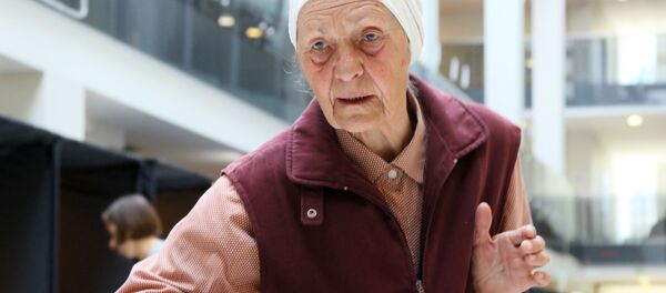 Женщина голосует во время досрочного голосования второго тура президента Литвы, 21 мая 2019 года Женщина голосует во время досрочного голосования второго тура президента Литвы, 21 мая 2019 года - Sputnik Lietuva