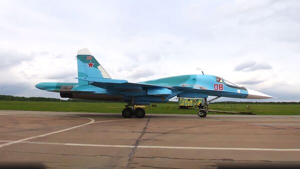 Пилоты Су-24 и Су-34 сбросили сотни бомб во время учений - Sputnik Литва