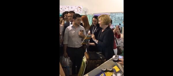 Зеленскому подарили детскую книгу Политика для начинающих - Sputnik Литва